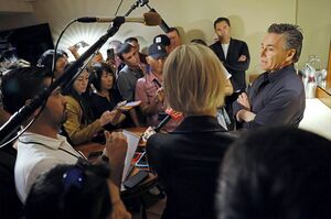 大谷が脇腹を痛めた際、バレロ氏（右）は靭帯について説明中だった　写真/共同通信社