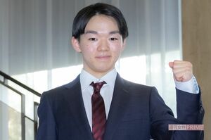 中京大学の入学式で取材に応じた鍵山優真