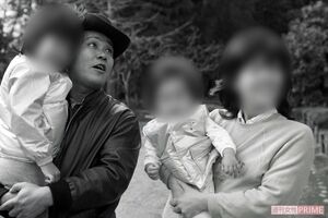 1981年、公園でくつろぐ西田家。当時から家族仲が良いことで有名だった