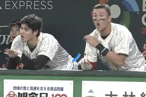 試合中のプレーを見てアメリカンなリアクションをとる大谷翔平とラーズ・ヌートバー選手（Prime videoより）
