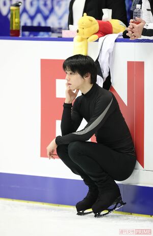 相棒のプーさんとのほっこりショット。リンクを見つめ、たたずむ姿もステキ（'19年）　撮影／坂本清