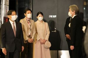 “コトー先生”役の吉岡秀隆（右）とおことばを交わされた天皇ご一家（'22年12月）撮影/JMPA