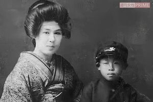 学校の制帽をかぶって母と　写真／本人提供