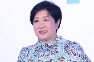 「東京クールビズ」を提唱する小池百合子東京都知事