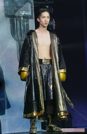 はだけたガウンがワイルドセクシー！（撮影／伊藤和幸）