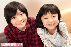 亀之丞役の藤本哉汰くん（写真左）と、おとわ役の新井美羽ちゃん（写真右）。おとわと亀之丞として心を通わせたふたり。好きな飲み物も「炭酸系」と息もぴったり!　撮影／佐藤靖彦