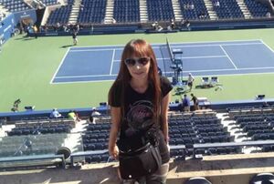 試合開始の前に行くと練習風景が見られるそう。練習中のジョコビッチ選手を背景に