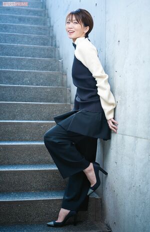 礼真琴　撮影／廣瀬靖士　ヘアメイク／赤松絵利（ESPER）　スタリイスト／細見佳代（ZENcreative）　衣装協力／VENDOMEAOYAMA（ヴァンドーム青山）、kengoKuma+MA,YU（ケンゴクマプラスマユ/ヴァンドームヤマダ）　撮影協力／PROPSNOW