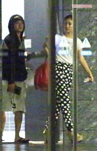 玉森とマンションから外出する観月あこ（山内舞）2013年9月