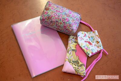 身の回りの小物、洋服などはピンクと金をアクセントに。この2つの色は、持ち主に運を運んできてくれて、金運をもたらす色だという。(撮影/渡邉智裕)