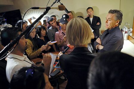 大谷が脇腹を痛めた際、バレロ氏(右)は靭帯について説明中だった 写真/共同通信社