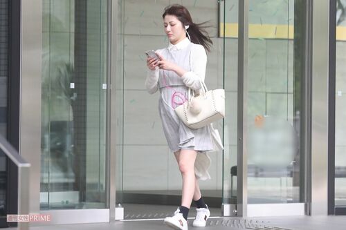 一心不乱にスマホを操作する新藤まなみ