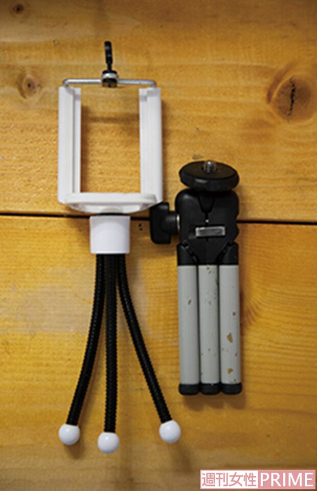 スマホひとつでの撮影からスタートしたしのさん。100均や中古ショップで購入した三脚を使っていた。「最初は恥ずかしくて顔出しもできませんでした」　撮影／齋藤周造