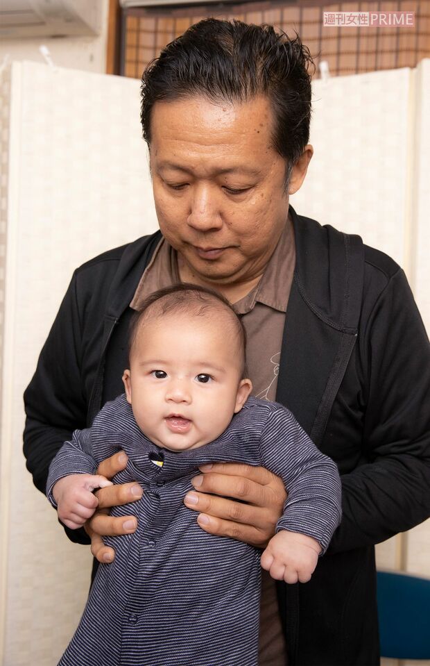 ロシア侵攻直前のウクライナで、代理母出産にて生まれた太郎ちゃんを抱っこする山口敏太郎氏