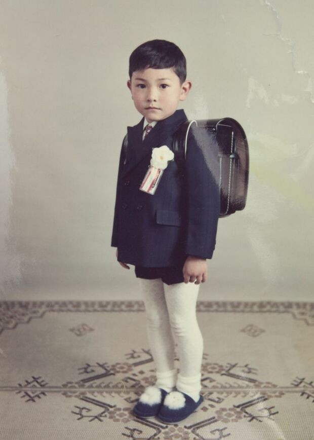 小学校入学時の中田。下に弟、妹のいるきょうだいの長男として生まれた