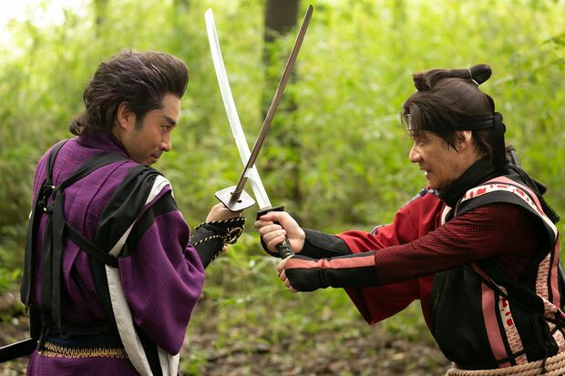 おことの生き別れの父を探す右左ヱ門は、最強の忍者、日向と相まみえる　(c)NHK