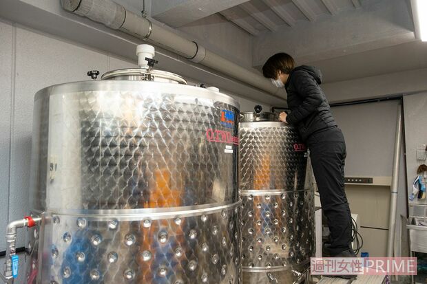 ステンレス製タンクを覗き込む須合さん。品質管理が欠かせない　撮影／矢島泰輔