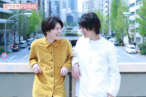 左から崎山つばさ、黒羽麻璃央　撮影／森田晃博