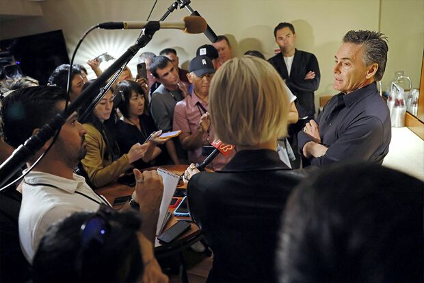 大谷が脇腹を痛めた際、バレロ氏（右）は靭帯について説明中だった　写真/共同通信社