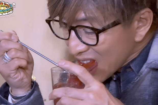 肘をつきながら食事をする木村拓哉（木村拓哉公式YouTubeチャンネル）