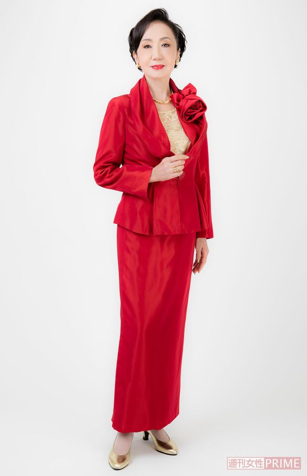 凛とした瞳とビシッとした佇まいが美しい、岩下志麻の全身ショット！　撮影／矢島泰輔