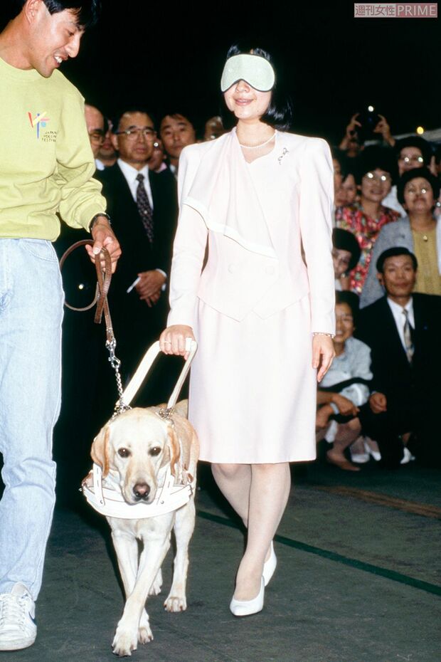 福井県で開かれたボランティアイベントで黒田清子さん（当時は紀宮さま）が盲導犬体験をした場面（'93年9月）
