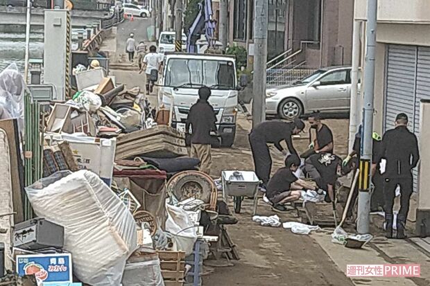清水区・巴川が氾濫した清水銀座近辺は、道路の脇に水浸しになって使用不能になった冷蔵庫、テレビ、ベッドなどの粗大ゴミが山積になっている