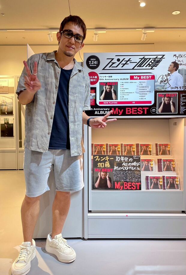 ファンキー加藤。サングラスをかけて現在はチョイ悪路線を意識か（Xより）