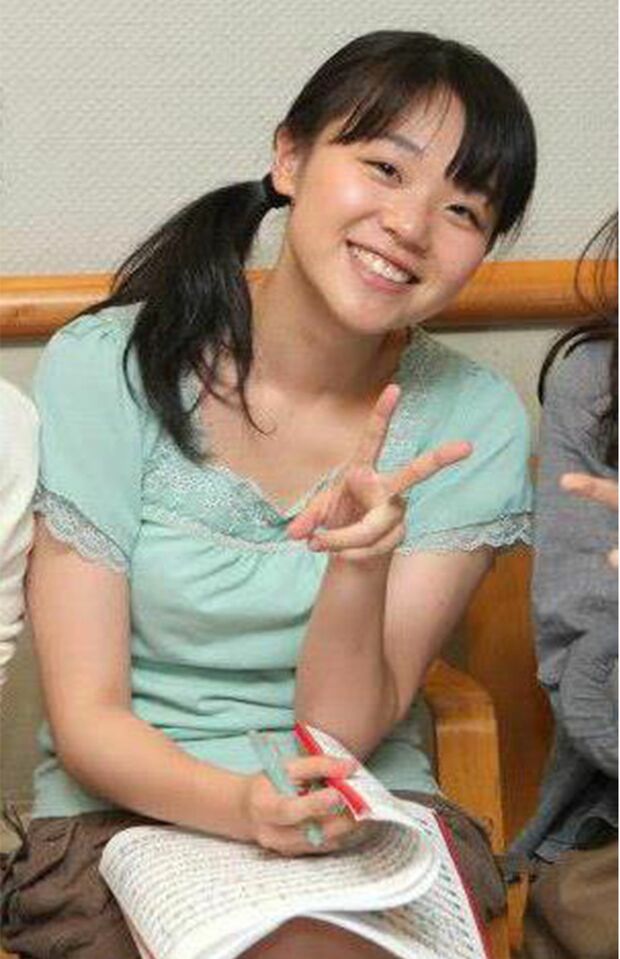 大学時代の絢奈容疑者は笑顔が目立つ（本人のSNSより）