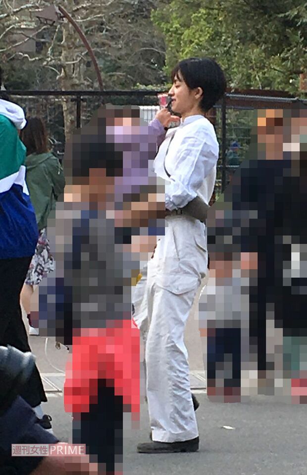 '19年4月、妹とその子どもたちを連れて散歩する満島ひかり