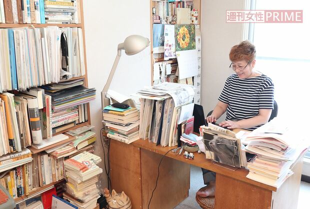 東日本大震災後、天井まであった本棚を処分したことをきっかけに、本や資料はずいぶん整理したそう。風通しのいい書斎で、いつも仕事をしている