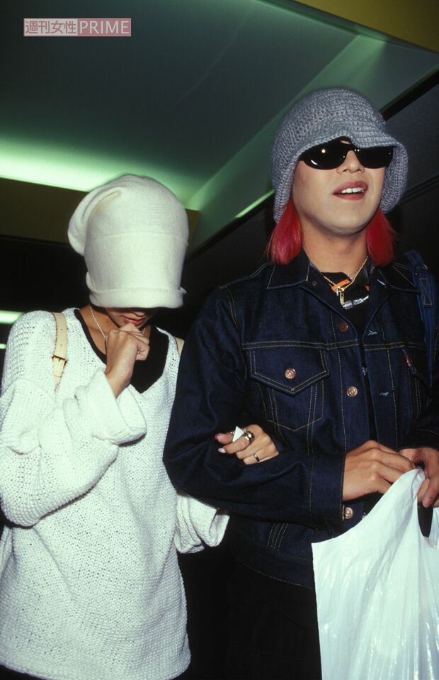 1999年5月、新婚旅行から帰国した吉川ひなのとIZAM