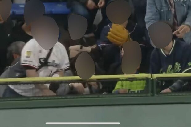 5月2日の「巨人VSヤクルト戦」での騒動の原因となったシーン(『DRAMATICBASEBALL』チャンネルより)