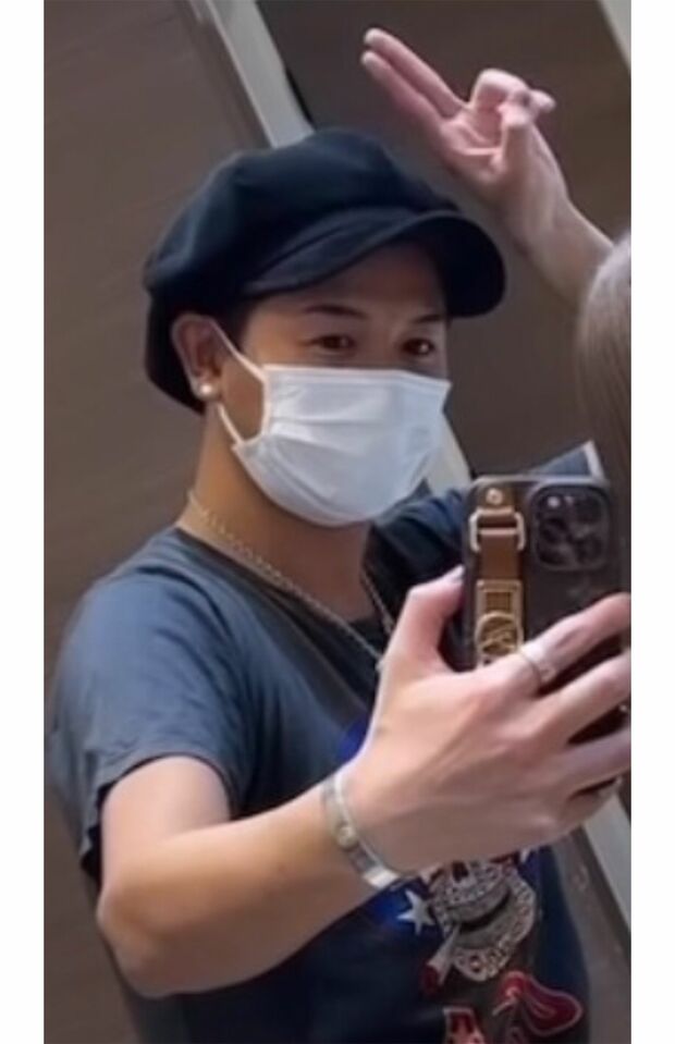 キメ顔の浅岡容疑者（SNSより）