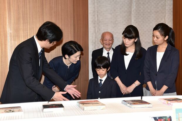 『対馬丸』の絵本をご覧になる悠仁さまの背後には山本和昭さんの姿も。秋篠宮さまは身振りを交えてご説明を（'14年8月）