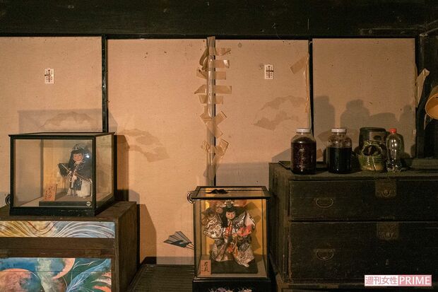 男性が孤独死したという『開かずの間』。お札が張られ、ガムテープで厳重に封印されていた