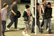 '12年に行われた赤西の弟・礼保の誕生日会の帰り。写真右端の山下の後ろを赤西と礼保が歩いている。写真左端の男性がJ氏。当時は3人そろって夜の街でよく目撃されていた