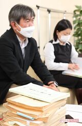 過去の台本を前に取材に応じてくれた小原正泰チーフ・プロデューサー（左）と今村史子チーフ・プロデューサー（右）　撮影／斎藤周造