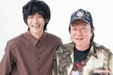松坂桃李（左）と古田新太（右）  撮影／高梨俊浩