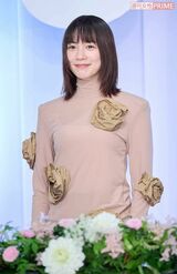 映画『てっぺんの向こうにあなたがいる』完成報告会見に登場した、のん。独特な衣装が話題に