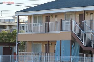 事件が起きたアパートの部屋は今もブルーシートで覆われている