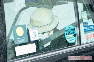 裁判所を後にする飯塚被告（10月8日）