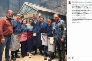 映画『Touch』のアメリカ公開を、本木雅弘ら共演者とのオフショットを添えて投稿したKoki,（公式インスタグラムより）