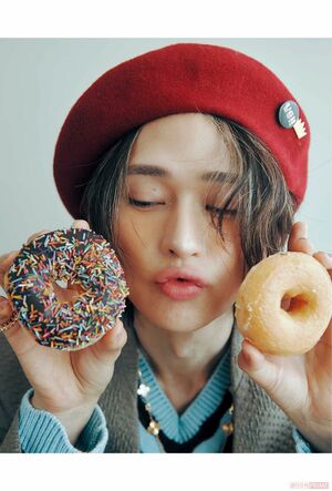 キュートなメイク姿でドーナツを頬ばる。撮影/北浦敦子
