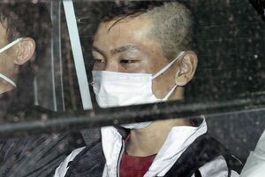 送検のため京都・東山署を出る水島千翔容疑者＝11日午後3時1分（写真/共同通信社）