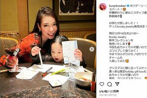 子どもの隣でお酒のようなものを手にしている紅蘭（本人のインスタグラムより）