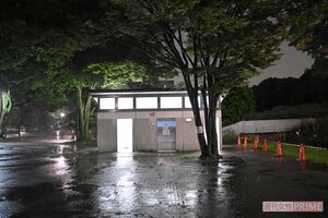 蛍光灯の青白い光が妙にまぶしいトイレ。暗いと確かに不気味な雰囲気も