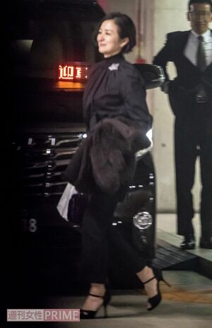 ドラマ『グランメゾン東京』の打ち上げで会場を後にする鈴木京香