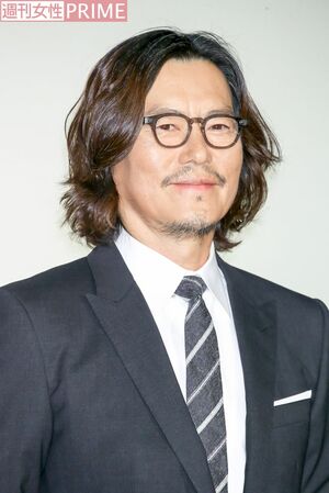 豊川悦司（56）　朝ドラ『半分、青い。』で演じた売れっ子少女漫画家が好評。“秋風ロス”も起きた。「フレームは厚いですが、小さめチョイスでバランスが◎。髪型がロングの男性には、特に小ぶりの丸眼鏡は似合いますね」