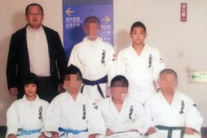 『兵庫少年こだま会』監督を務める高田幸博さん（左上）と当時小学6年生の一二三（右上）・小学3年生の詩（左下）